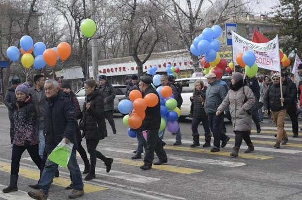 Участники в сопровождении милиции прошагали до конечного пункта - памятника Уркуе Салиевой на Абдрахманова/Чуй.