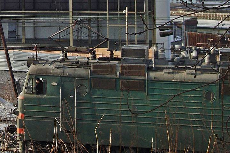 Провода над железной дорогой находятся под чудовищным, гигантским напряжением. Зачастую пострадавший получает роковой удар током даже если приблизился к ним всего на метр.