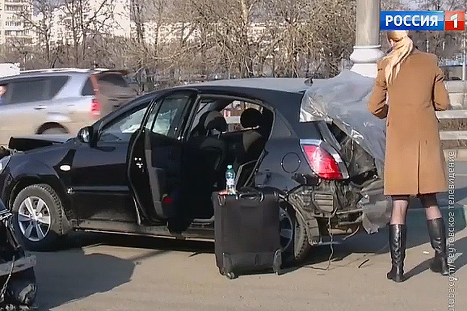 Вину за крупную аварию на МКАД пытаются переложить на девушку за рулём "Киа". ФОТО Телеканал Россия 1