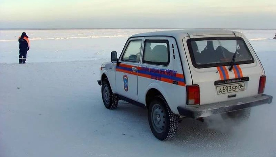 На реке снова вышла наледь.