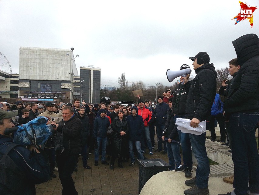 Спустя почти час препирательств митинг все-таки разрешили проводить.
