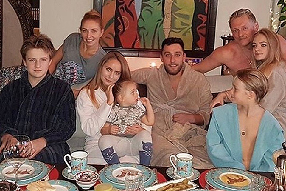 Татьяна Навка, Дмитрий Песков, Михаил Песков, Александра Жулина, Надежда Пескова, Николай Песков, Елизавета Пескова и Дени Песков. Фото: Инстаграм.