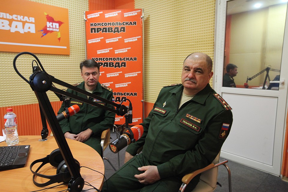 начальник отдела подготовки и призыва граждан на военную службу краевого военкомата Вячеслав Раджабов и военный комиссар Ставропольского края Владимир Тельнов