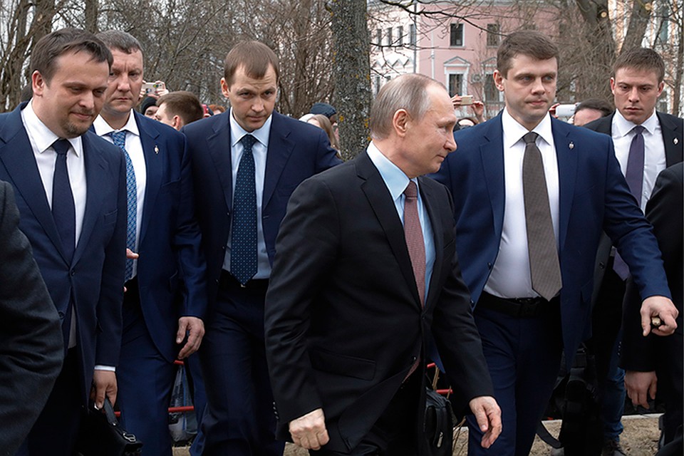 Владимир Путин приехал в новгородский МФЦ на встречу с представителями потребительских и деловых кругов организаций области. Фото: Михаил Метцель/ТАСС