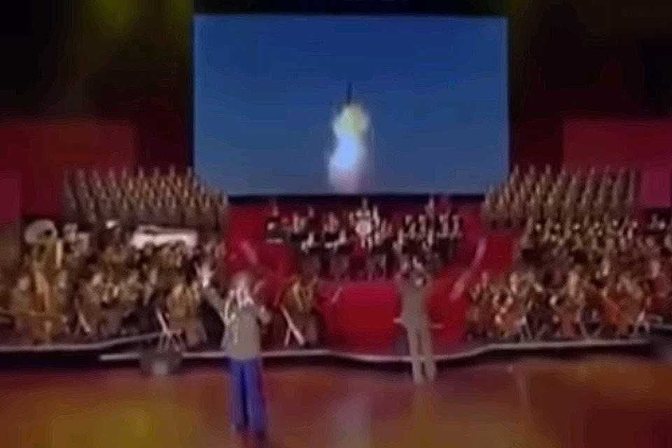 В песне ракета называлась «молнией, бросающей вызов империализму».