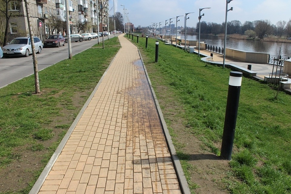 После строительства набережной Трибуца прошел год, а велодорожка уже в ненормативном состоянии.