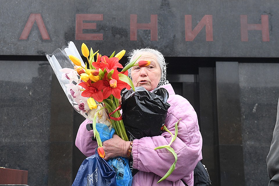 Из Мавзолея выходят по-разному. Иностранцы — радуются. Студенты делают скучные физиономии. Взрослые люди - вытирают слезы.