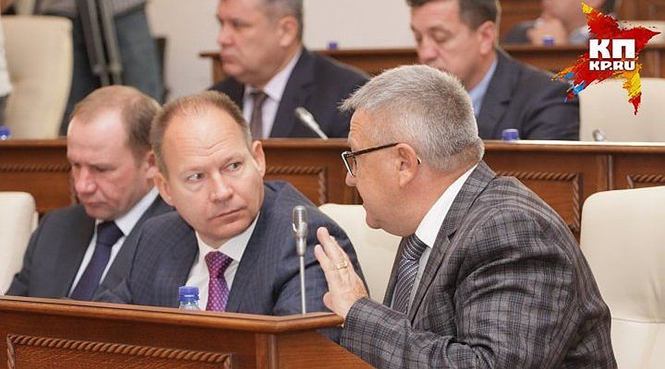 Дмитрий Аганов посередине