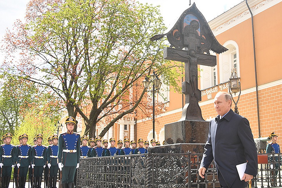 Путин открыл в Кремле крест на месте гибели великого князя Сергея Александровича.