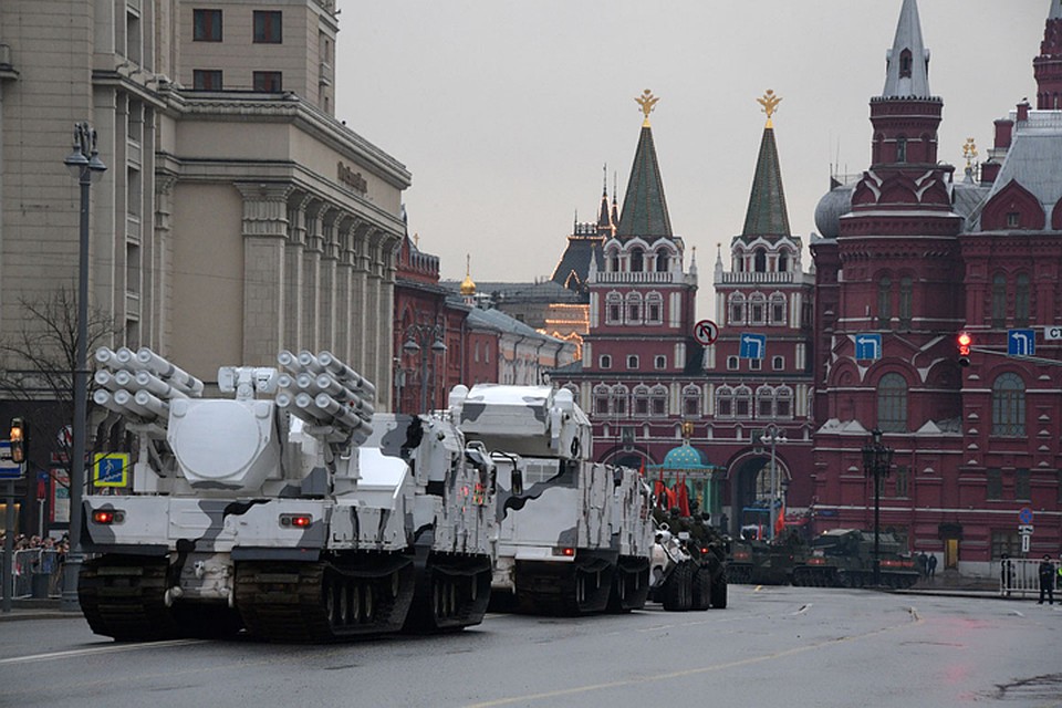 Зенитный ракетно-пушечный комплекс «Панцирь-СА» (слева) и зенитно-ракетный комплекс «Тор-М2ДТ» 9 Мая пройдут по Красной площади, а потом отправятся за Полярный круг - стеречь небо Арктики.