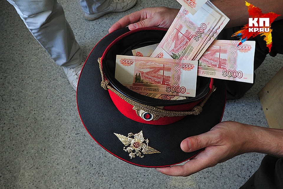 Полицейского задержали сотрудники собственной безопасности.