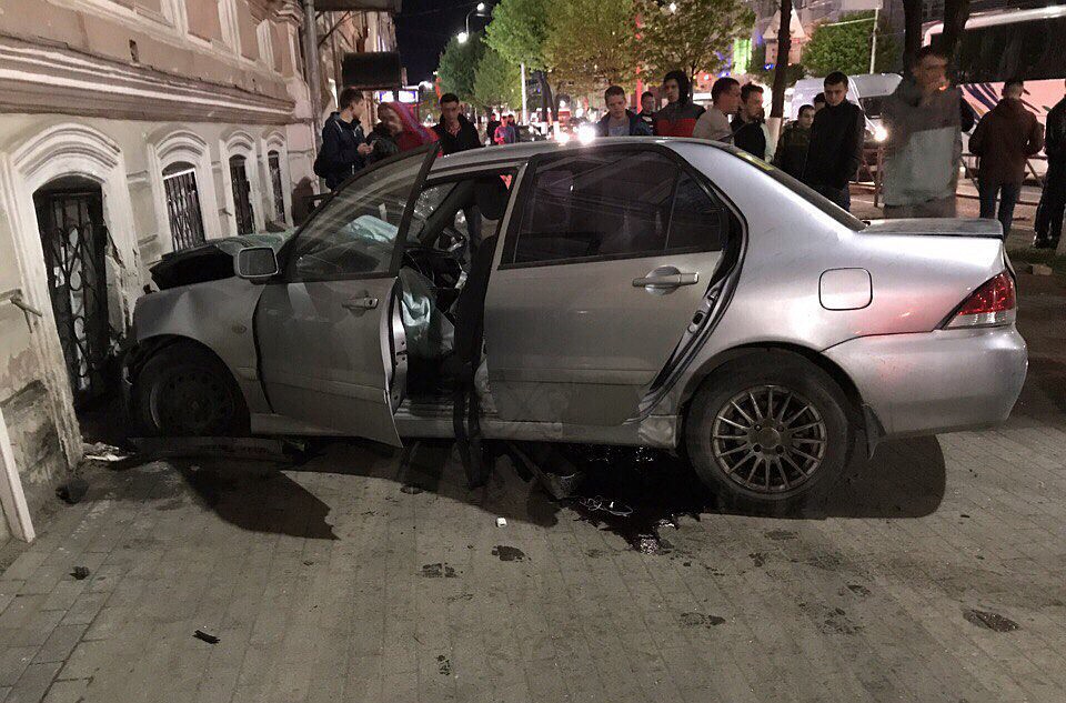 В центре Рязани после столкновения один из автомобилей вылетел на тротуар Очевидцы сообщают о нескольких пострадавших