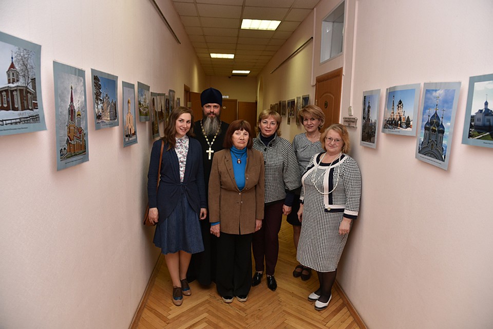 Представители Новоибирской митрополоии, издательского дома «Комсомольская правда» и Областной юношеской библиотеки открыли выставку православных храмов.