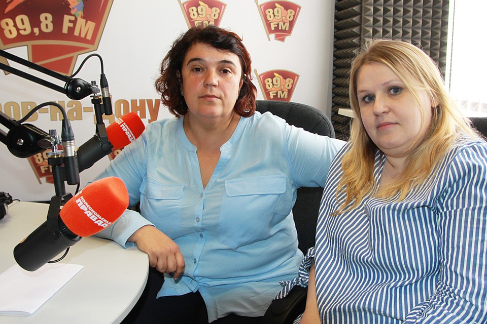 Сотрудники ЮФУ Наталья Архипенко (слева) и Наталья Белик в студии радио "Комсомольская правда Ростов"