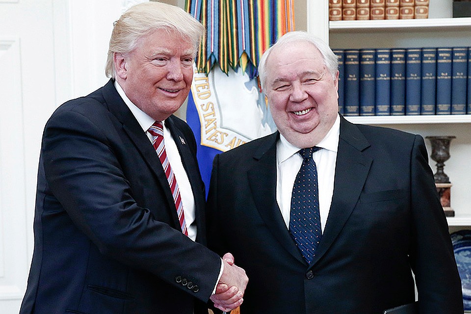 Президент США Дональд Трамп и посол РФ в США Сергей Кисляк во время встречи в Белом доме. ФОТО Александр Щербак/ТАСС