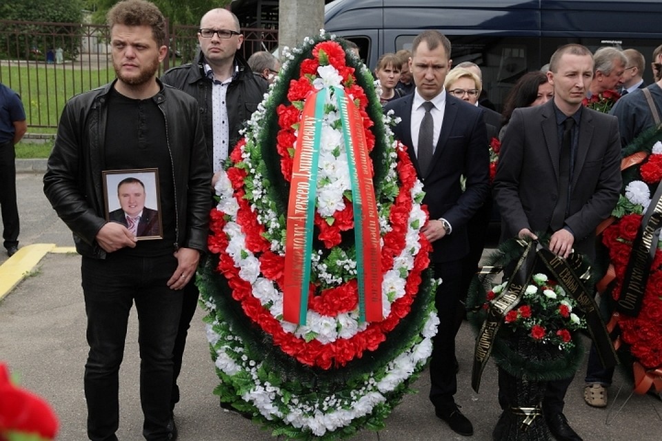 С Алексеем пришли попрощаться друзья, коллеги, однокурсники...
