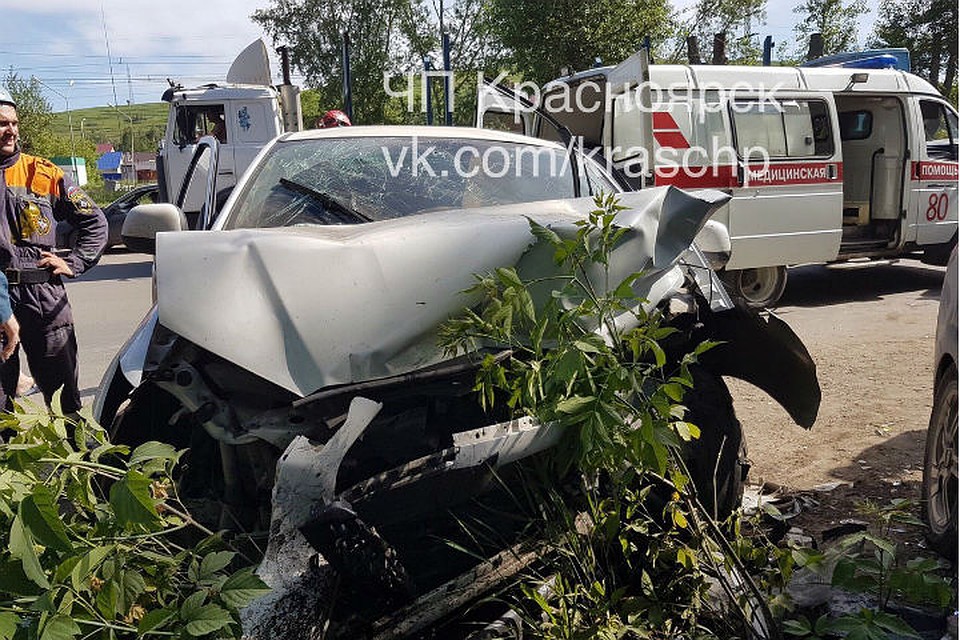 В Красноярске автомобиль выехал на «встречку», есть пострадавшие