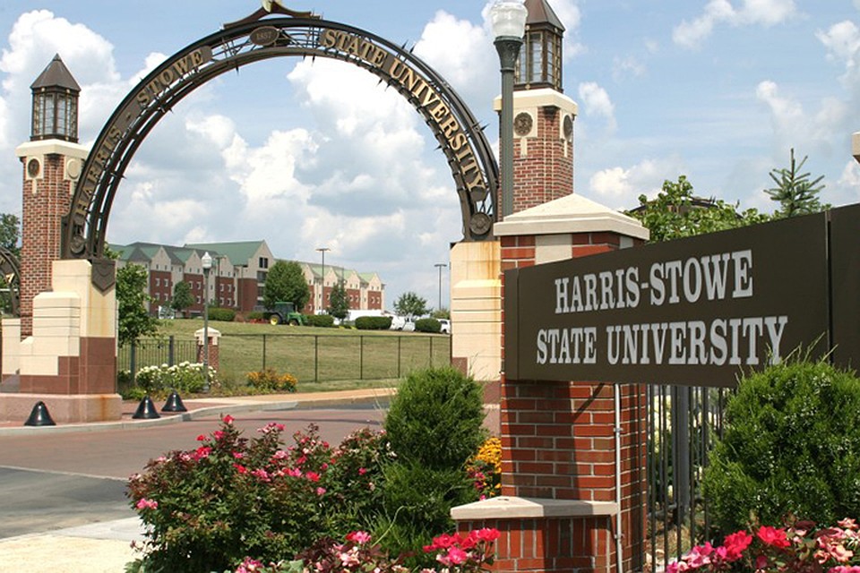 Университет Harris–Stowe State University входит в число так называемых "исторически черных" высших учебных заведений