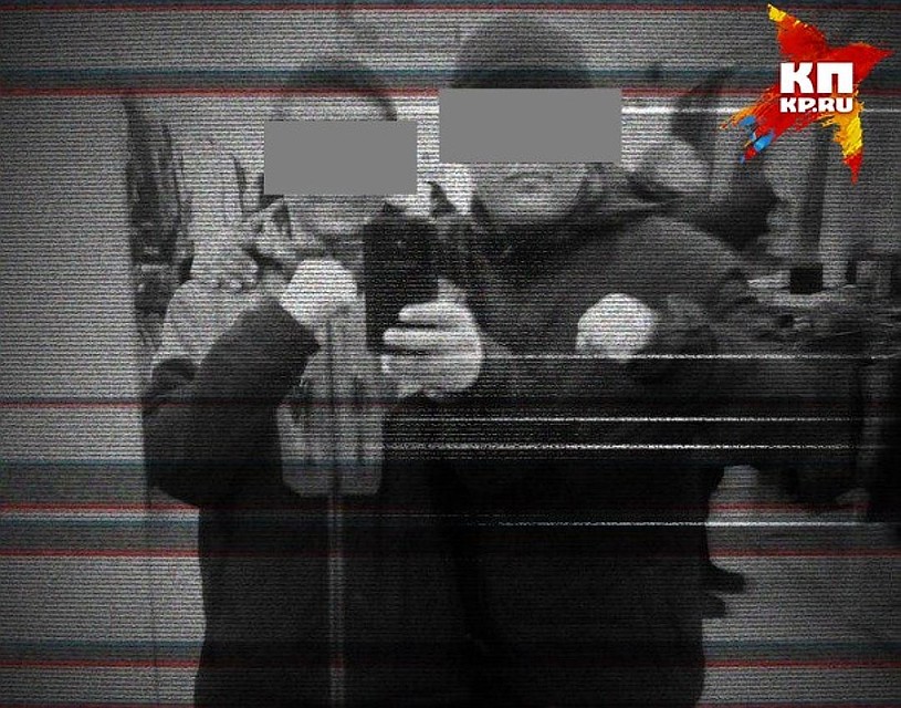 Интернет-общественность разместила этот снимок, утверждая, что на нем - те самые насильники.