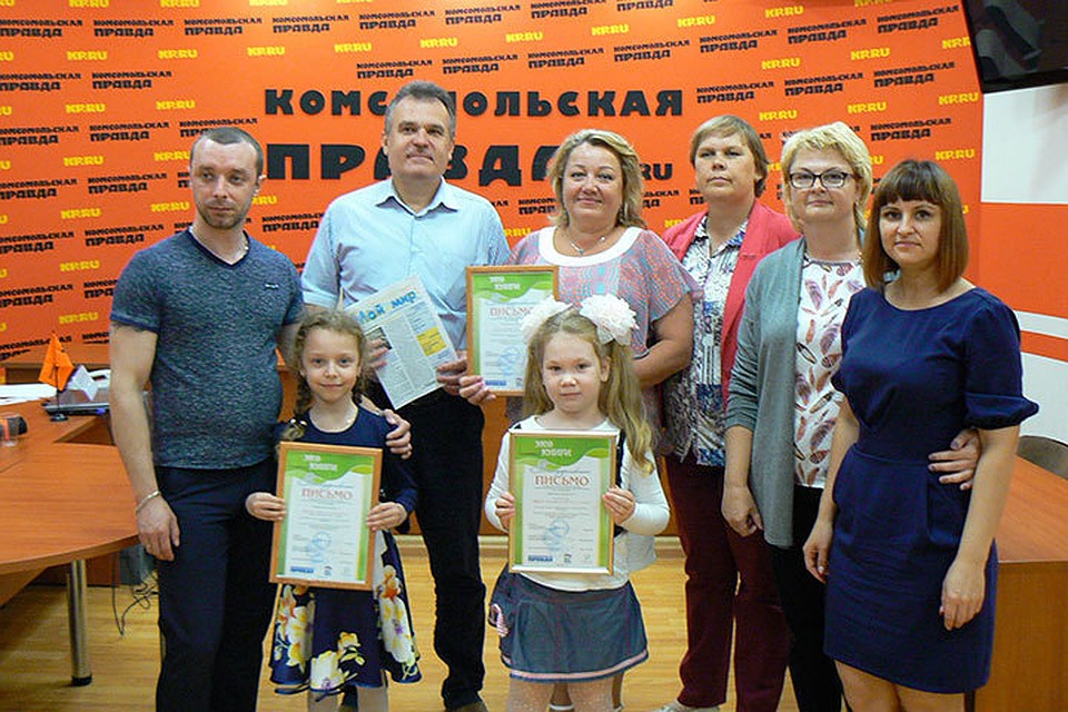 Подошла к концу акция по сбору макулатуры «Эко - книга». Победители встретились в пресс-центре "Комсомольской правды". Фото: Леся ЛОЦМАН