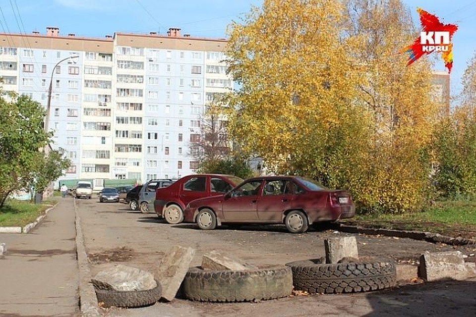 В Ижевске могут вернуть штрафы за парковку на газоне. 15 июня прошли публичные слушания, речь на которых шла о том, что считать газоном. Фото: perm.kp.ru