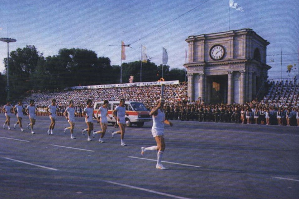 Олимпийский огонь в Кишинёве (1980). Фото из альбома “Кишинёв”, издательство “Тимпул” 1982.