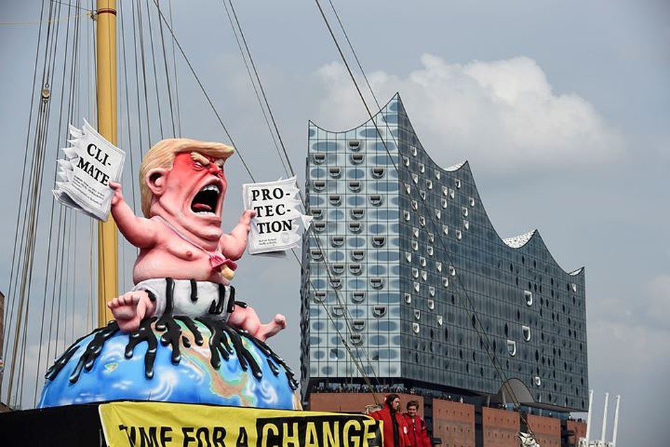 Greenpeace установил статую Трампа-младенца в Гамбурге Greenpeace установил статую Трампа-младенца в Гамбурге