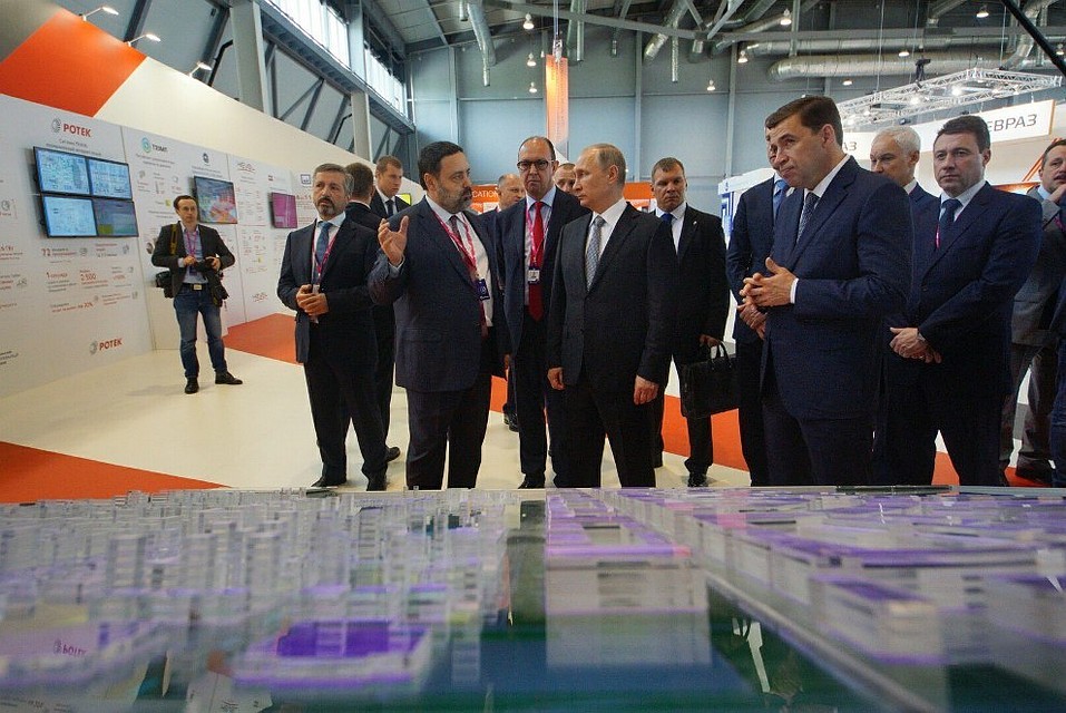 Президент с интересом изучает стенды выставки