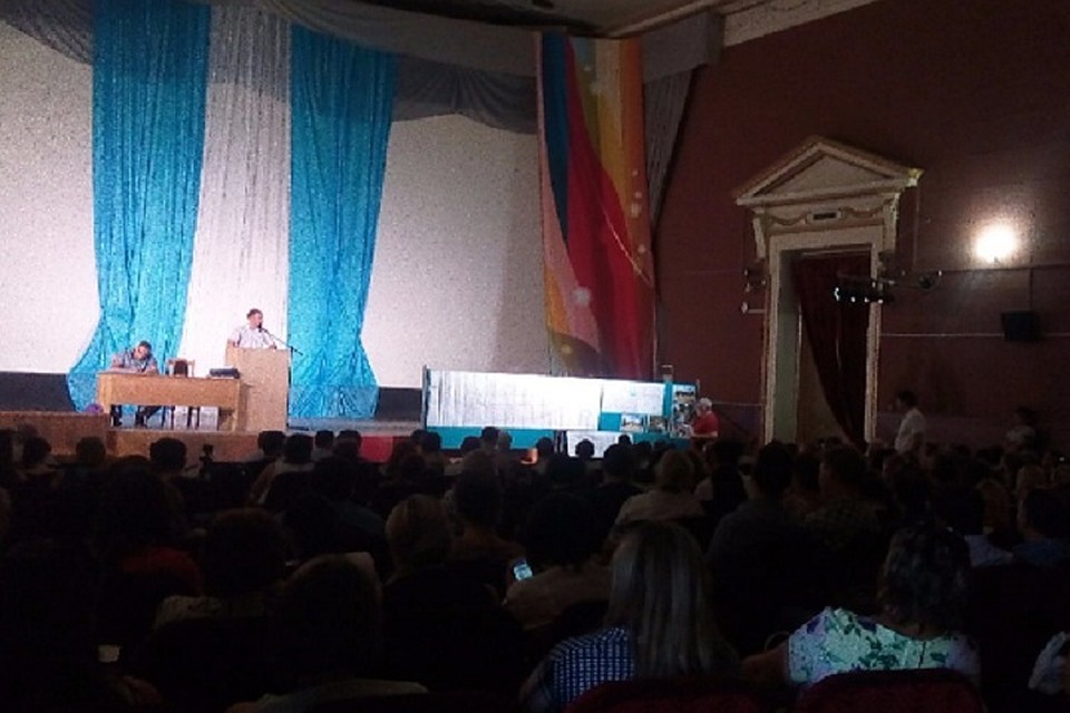 Слушания проходили при полном зале.