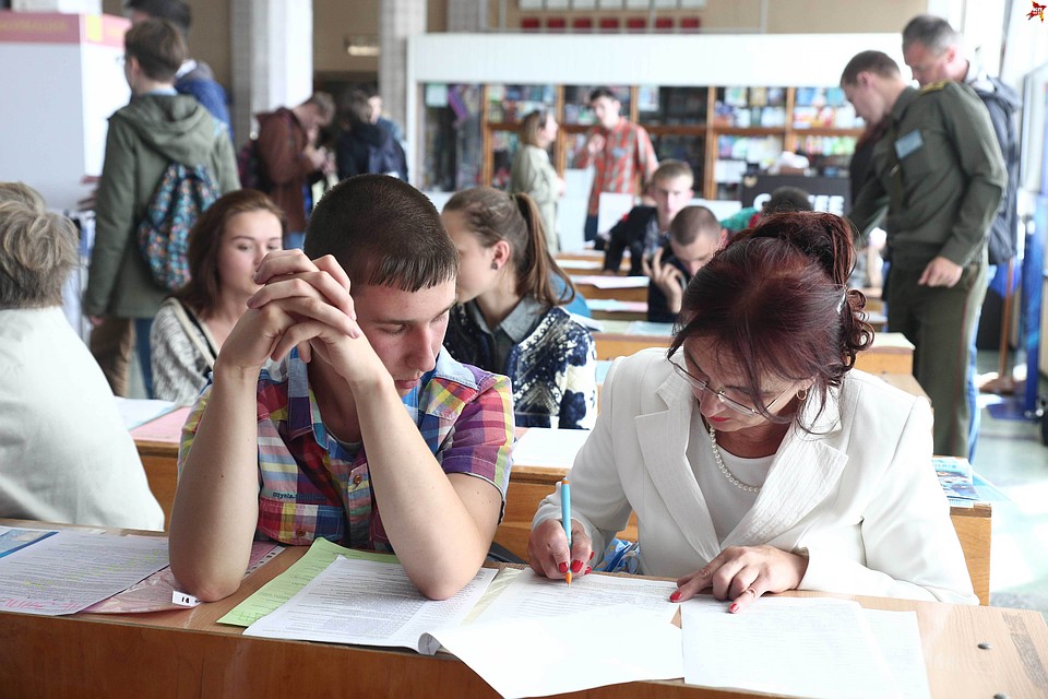 «Комсомолка» посмотрела, куда в этом году поступить было проще и сложнее всего за «свои кровные».