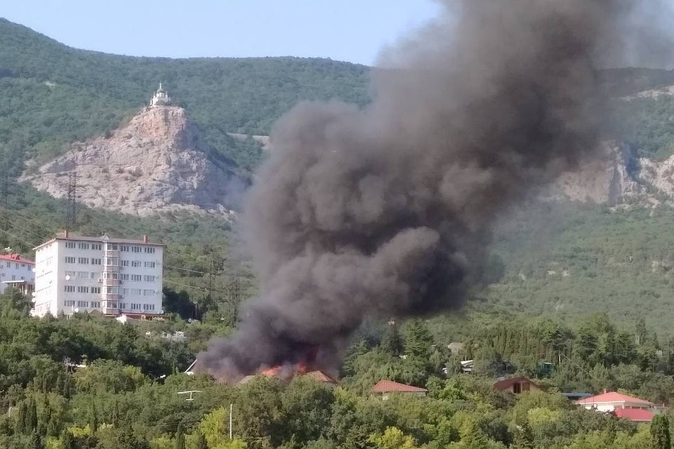 Языки пламени и огромные клубы черного дыма видела вся округа. Фото: Вячеслав Галич