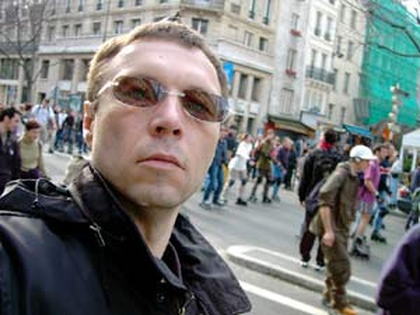 Свое местонахождение писатель тщательно скрывает, предпочитая общаться с людьми по Интернету.