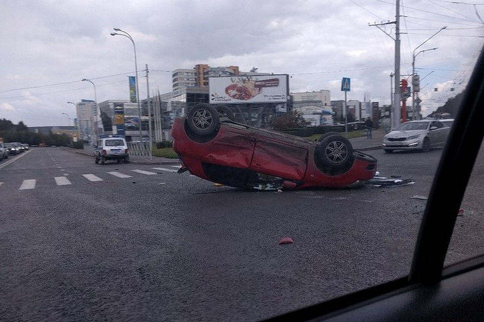 Автомобиль перевернулся на крышу от сильного удара в Кемерове Автомобиль перевернулся на крышу от сильного удара в Кемерове