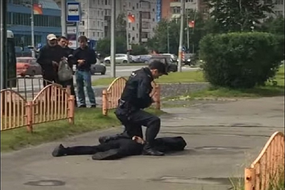 Псих в маске устроил кровавую резню на улице Сургута. Фото youtube.com