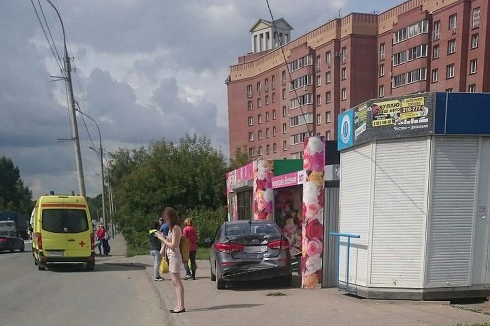В ДТП на остановке в новосибирске пострадала женщина.