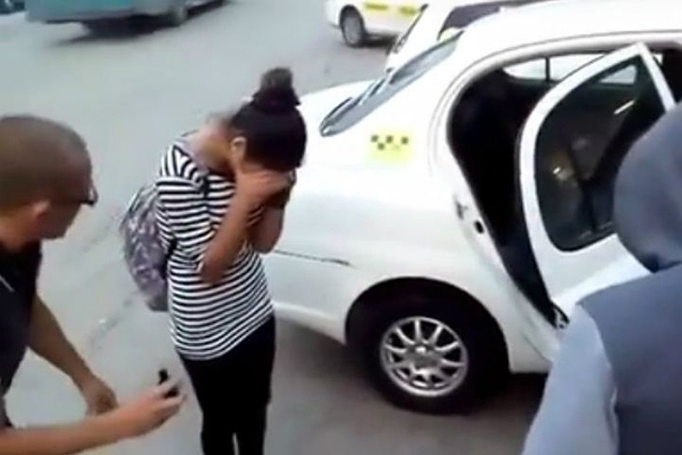 Таксиста из Хабаровска, заставившего пассажиров без денег умыться зеленкой, проверит полиция