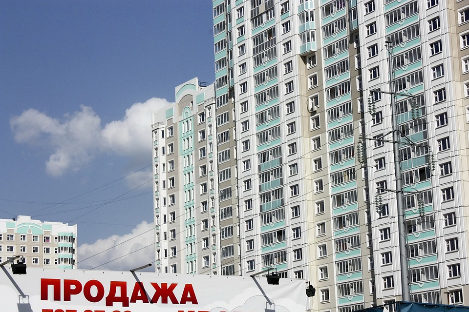 Покупать квартиру с инвестиционными целями (в надежде потом перепродать подороже) - весьма сомнительное предприятие.
