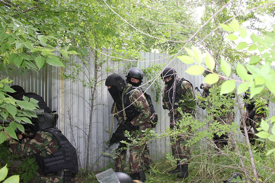 В Самарской области бойцы ОМОН взяли штурмом дом наркоторговцев В Самарской области бойцы ОМОН взяли штурмом дом наркоторговцев