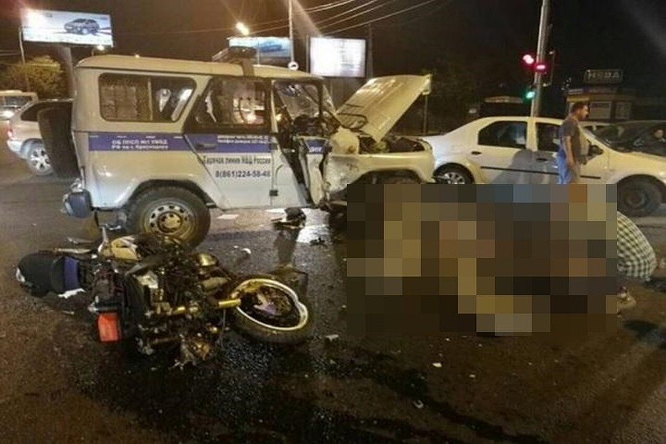 В Краснодаре двое мотоциклистов погибли при столкновении с полицейской машиной В Краснодаре двое мотоциклистов погибли при столкновении с полицейской машиной