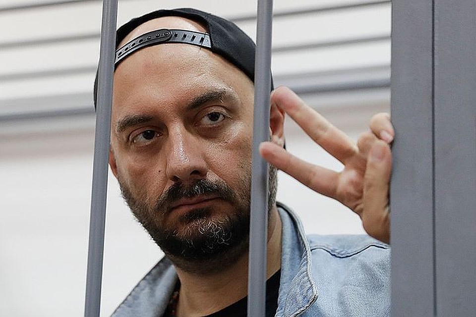 Кириллу Серебренникову разрешили гулять по вечерам.