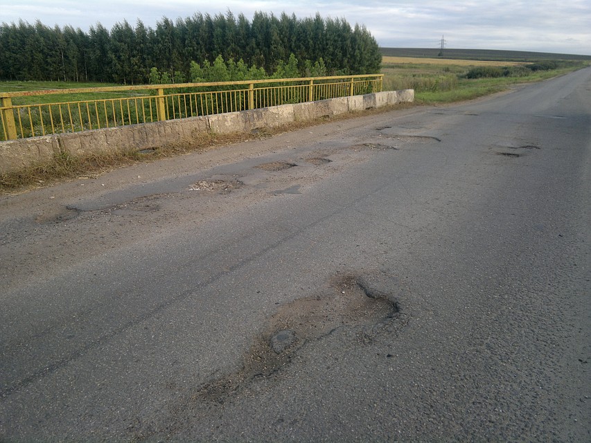 Капремонт одной из полос здесь делали восемь лет назад. Но какую полосу чинили – давно не видно