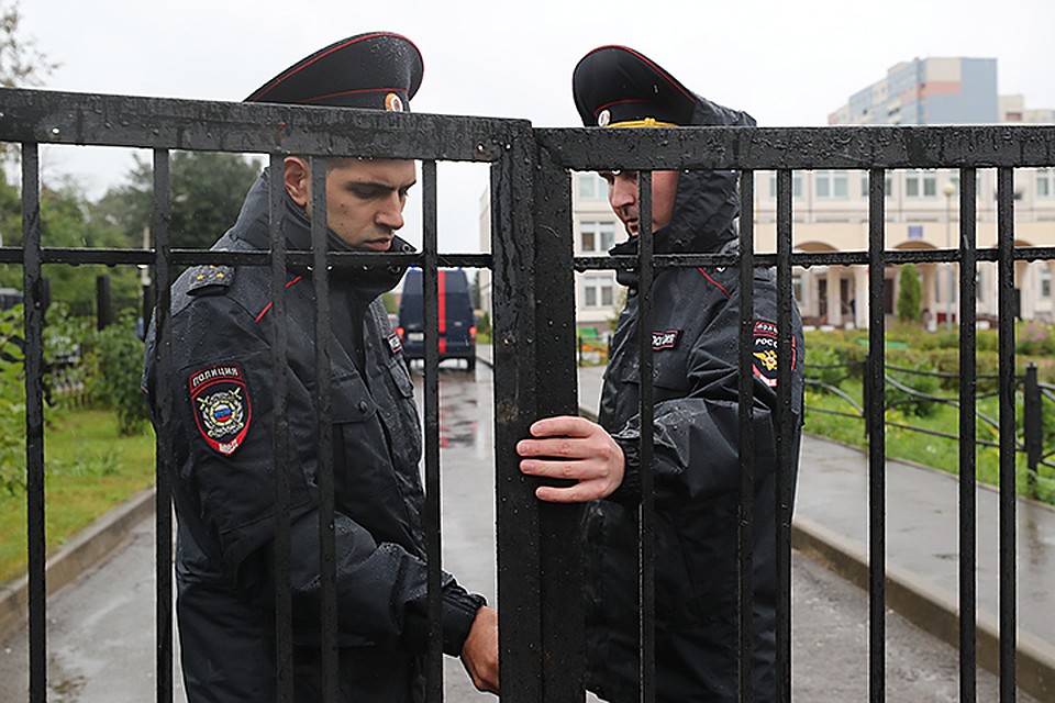Сигналы о минировании школ действительно были, туда стянуты все оперативные службы, но эвакуация пока идет не везде. Фото: Сергей Савостьянов/ТАСС