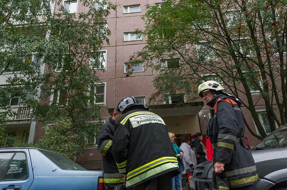 Пожар в квартире вспыхнул около 7 утра во вторник.