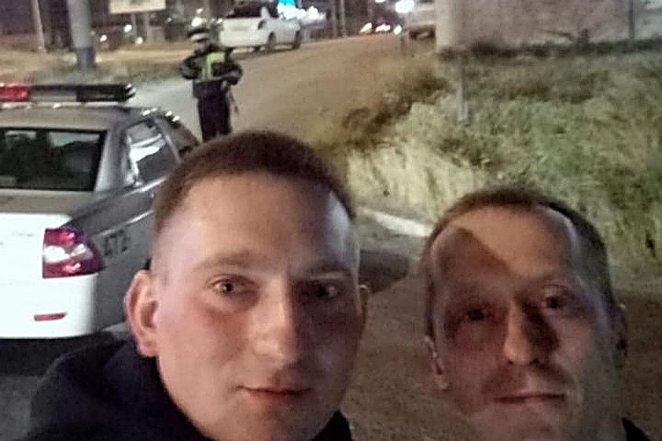 Два приятеля отдыхали в местном баре в тот момент, когда объявили эвакуацию. Мурманчане отнеслись к ситуации с иронией и даже сделали совместный снимок на фоне полицейской машины. Фото: Евгений Носов