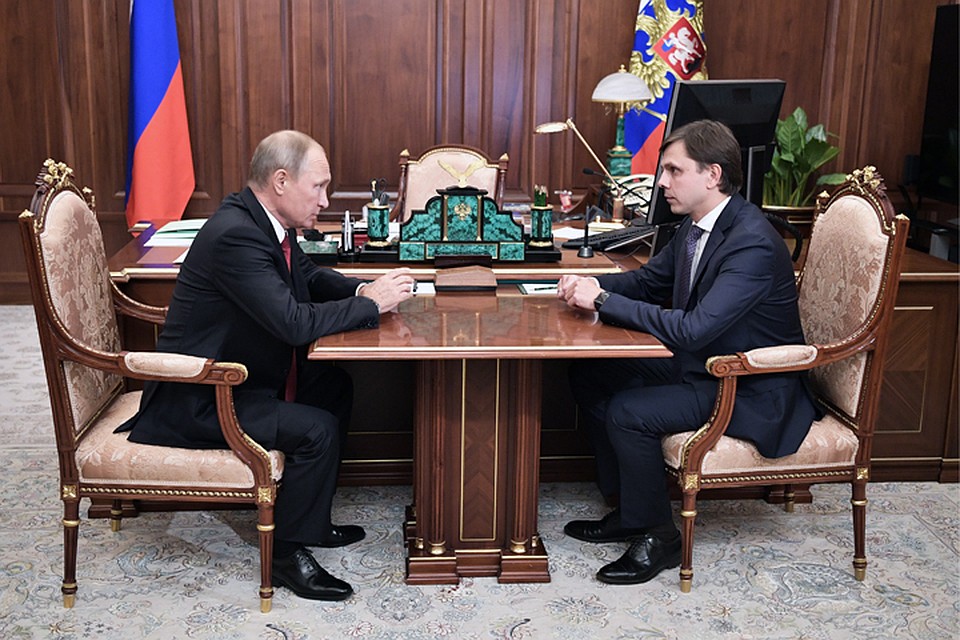 Президент России Владимир Путин и врио губернатора Орловской области Андрей Клычков во время встречи в Кремле.