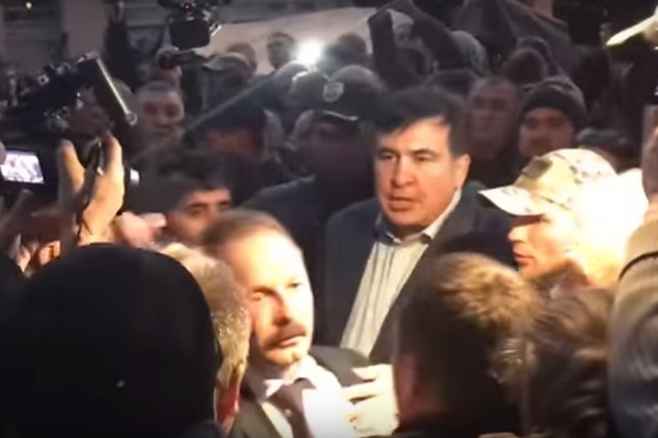 Митингующие устроили потасовку при выходе из Верховной рады депутата Олега Барны