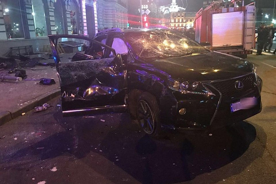 Внедорожник Lexus RX 350 протаранил прохожих в Харькове