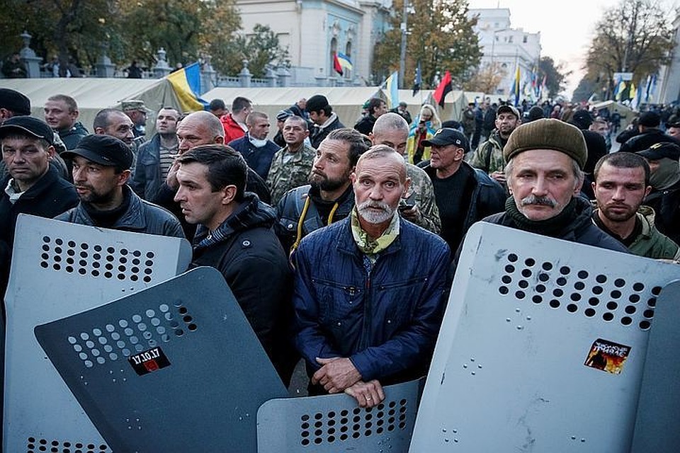 Митинг у стен парламента в Киеве организовали партии «Движение новых сил», «Батькивщина», «Самопомощь», а также националистические организации «Национальный корпус» и «Свобода»