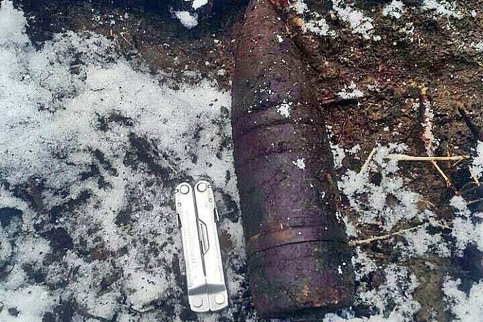 В Междуречье внезапно нашли старинный снаряд. Вот уж точно - свалился как снег на голову! Ржавая железка еще не потеряла свою страшную, разрушительную силу. Сохранялся риск детонации. Фото: пресс-служба Росгвардии Мурманской области.