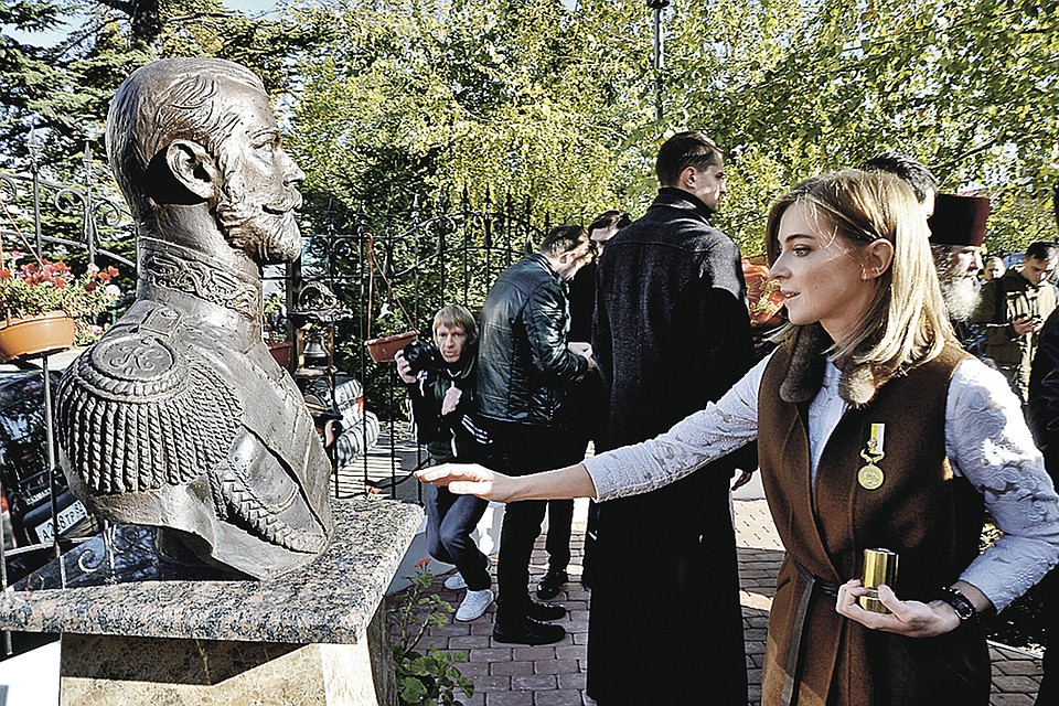 Наталья Поклонская у памятника Николаю II. Она считает, что он мироточил. Фото: Виталий ПАРУБОВ